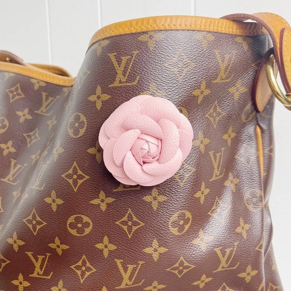 Camellia Flower Vegan Leather Magnetic Bag Charm - Picture 1 of 9
